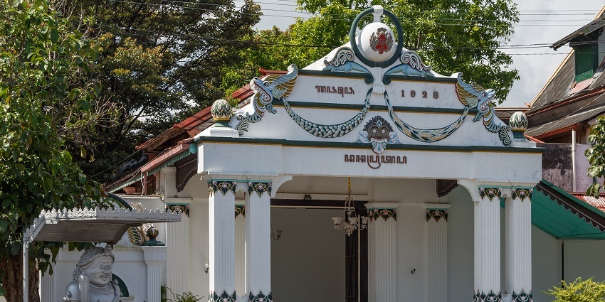 The Donopratono gate with one of the Dwarapalakas of Yogyakarta and the Sultan's Palace.