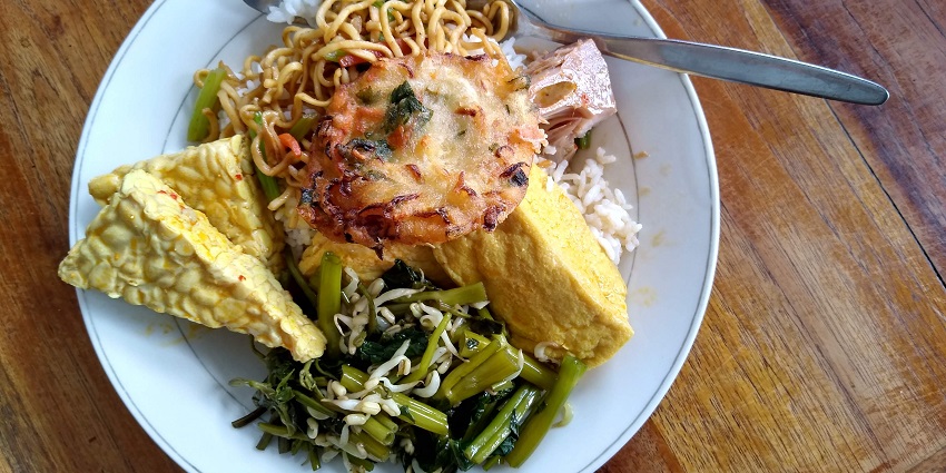 A plate full of Balinese special food served at the cafe of the Canggu Beach.
