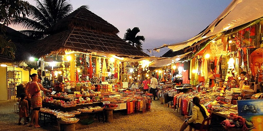 Enjoy the vibrant nightlife in Ooty which offers vibrant night markets filled with local treasures.