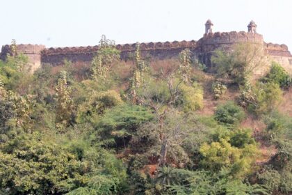 Parola Fort, the 16th-century architectural marvel in Maharashtra's cultural heritage.