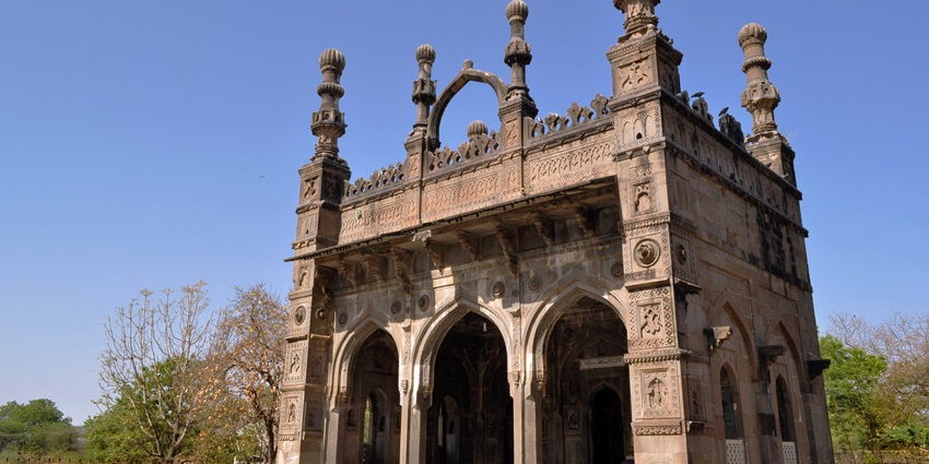 An image of the ancient Damdi Masjid, known for its extensive history and architecture.