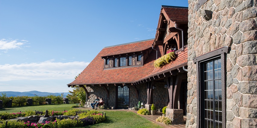 Private farmhouse ideal for intimate gatherings and outdoor events