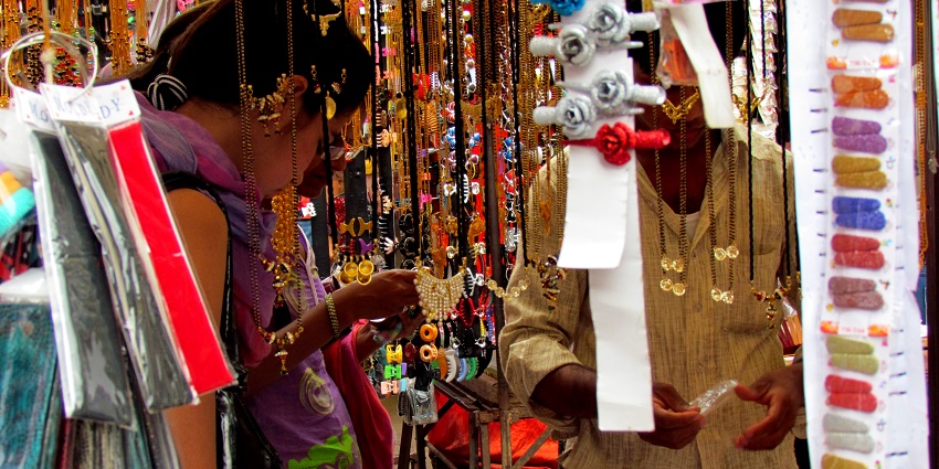 Fashion street in Pune, an ideal destination for ready-to-wear wedding outfits.