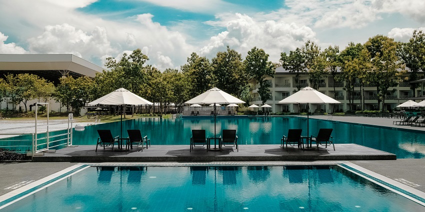 : Fateh Garh offers a lavish poolside setting.