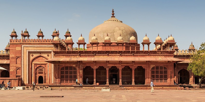 Image of the history mosque near the ruins of ancient temples in Fatehpur Sikri