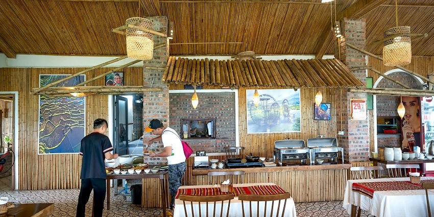 A classical cafe resembling the famous Farzi Café, a famous thing to see in UB City
