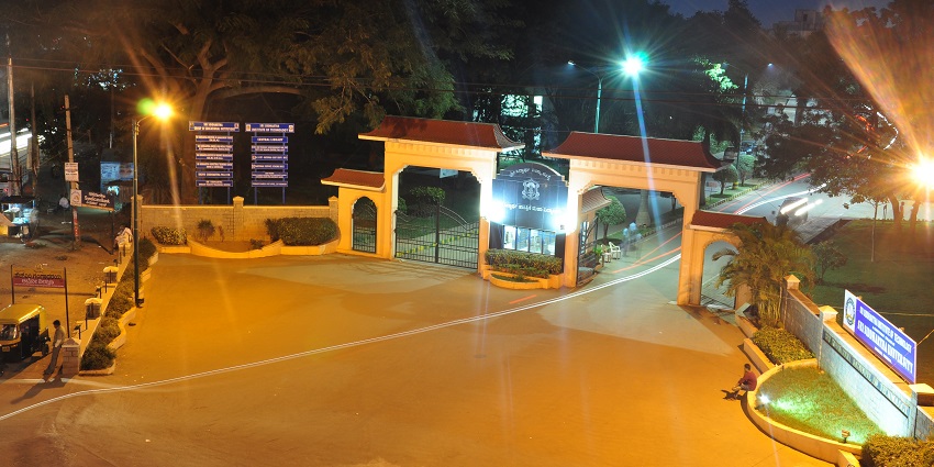 Fergusson College Road is one of the top places to visit in Pune at night for a vibrant atmosphere