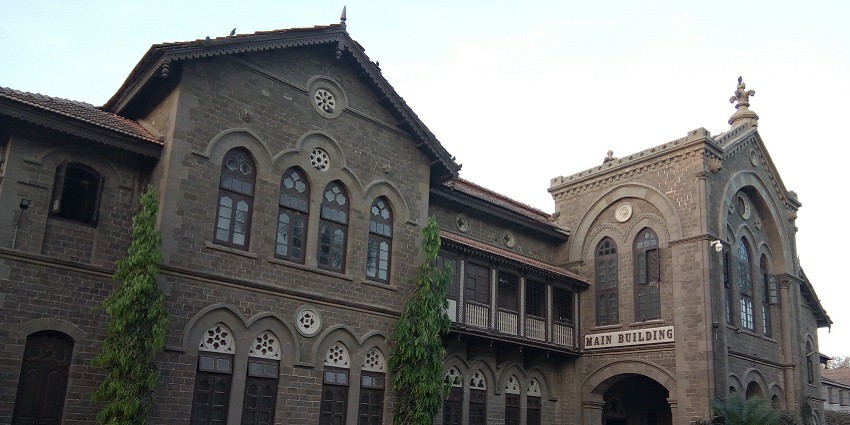 Image of the college campus showcasing the colonial architecture