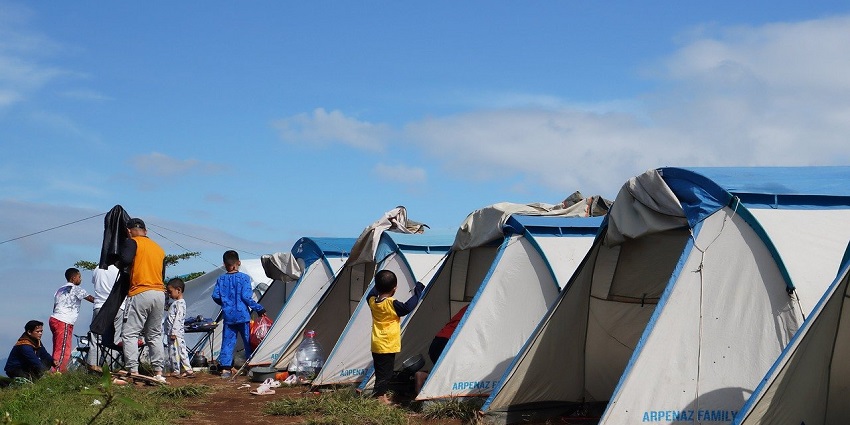 A picture of campers enjoying a serene evening in a forest under a clear sky in Maharashtra.