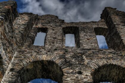 Ancient castle ruins, a historic tourist attraction in Maharashtra amid rugged terrain.