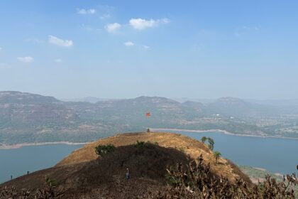 An image of the discrete walls of a fort similar to the Kailasgad Fort in Maharashtra.