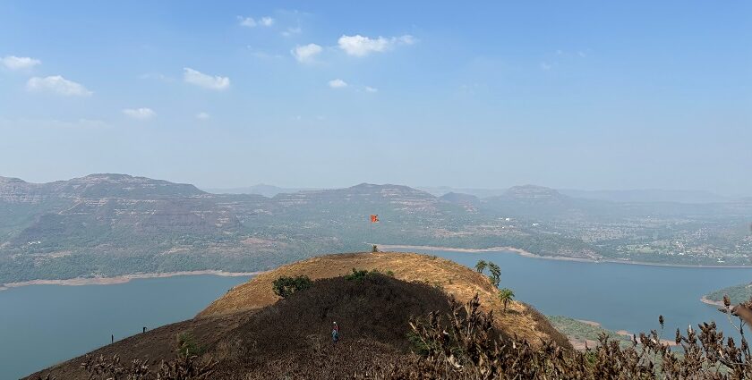 An image of the discrete walls of a fort similar to the Kailasgad Fort in Maharashtra.