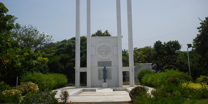 French War Memorial commemorates soldiers with impressive architecture and tranquillity.