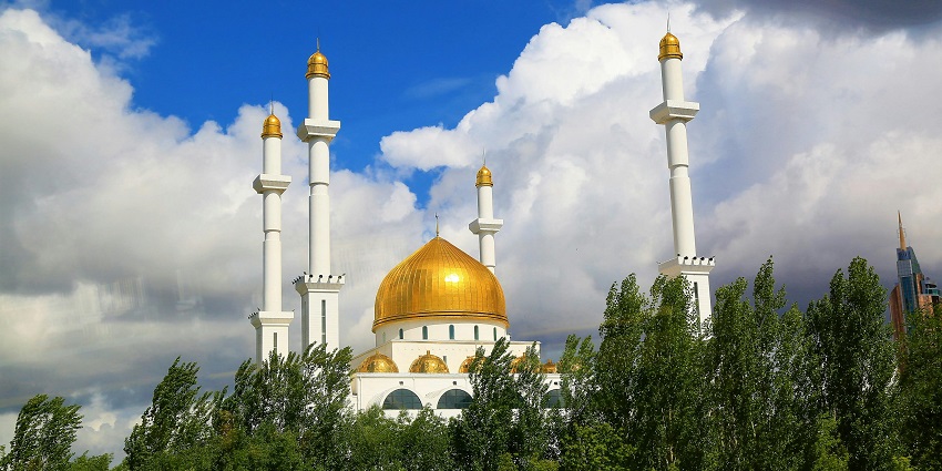 A picture of a mosque hidden behind trees on the Lakshadweep Island