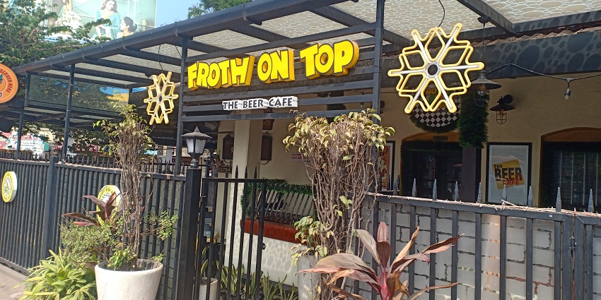 The outdoor seating of one of the best party places in Mangalore for travellers.
