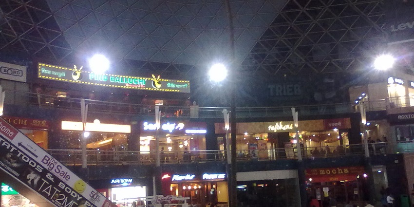 Night view of a shopping mall area in Andheri for a fun-filled experience