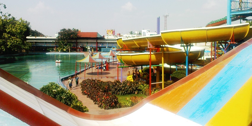 A picture of a thrilling amusement park, which is one of the best places to visit in Bangalore with friends