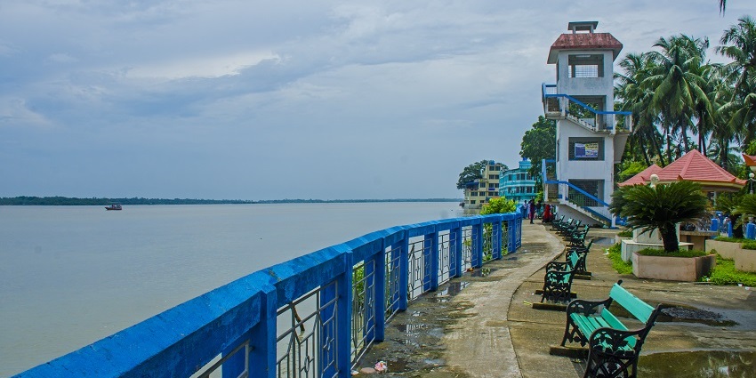 Elegant hotel offering stunning river views and luxurious amenities.