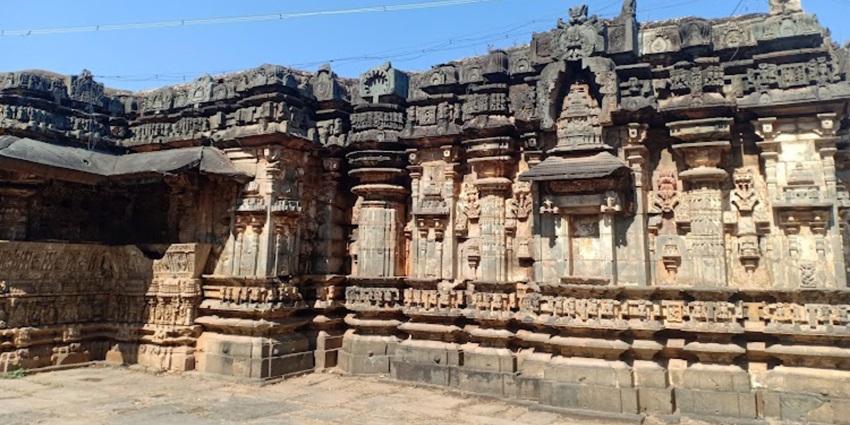 Image of Trikuteshwara Temple in Gadag has intricate designs on its wall