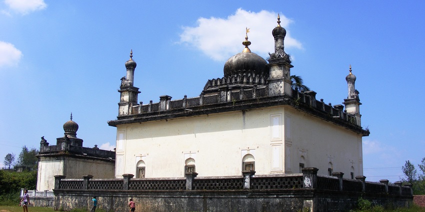 Gaddige Raja’s Tomb, an architectural marvel, reflects rich history and culture.