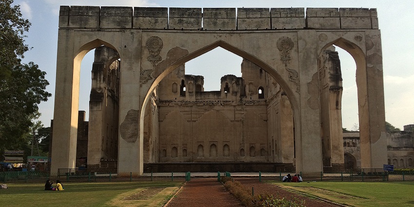 The fronyard of the famous Chitradurga tourist place, Gagan Mahal.