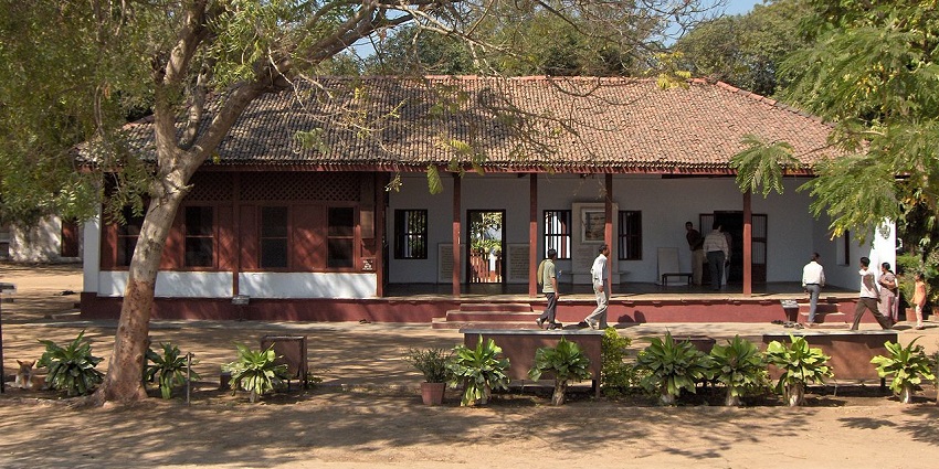 An image showing Gagangiri Maharaj Ashram's serene environment, a spiritual place near Karad