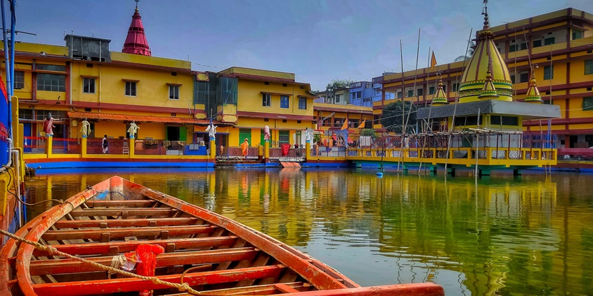 Gagangiri Maharaj Ashram with a serene setting, promoting peace and mindfulness.