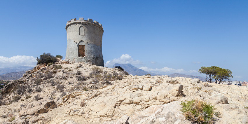 An image of Gambhirgad Fort situated on top of a mountain one of the places near Palghar.