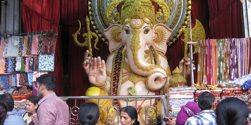 Tulshibaug Ganpati Temple features a large Ganesha idol, a famous place near Sangli Fort.