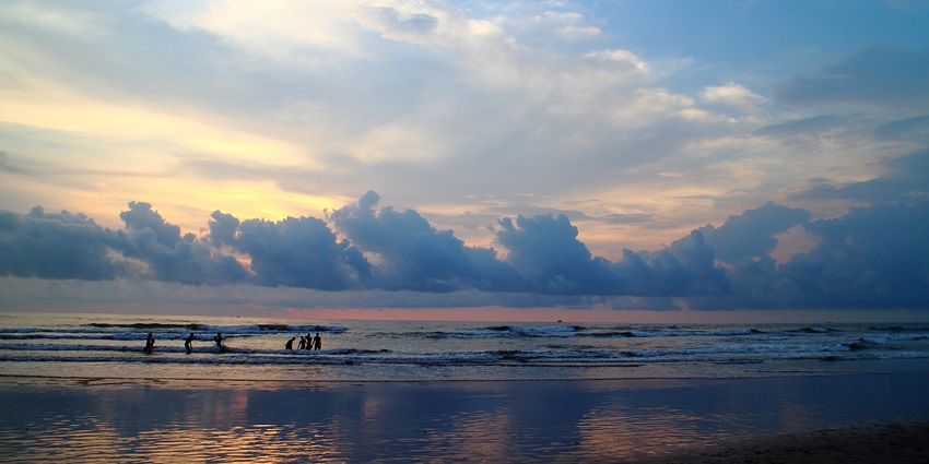 An image of the pistine beaches of Ganapatipule, a peaceful getaway near Mumbai.