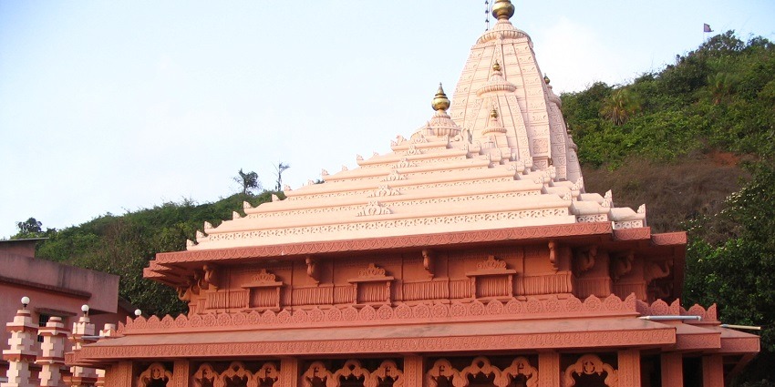 Coastal town offers clean beaches and ancient Ganapati temple attraction.