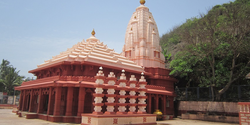 Koregaon Park tourist places include Ganesha Temple, the sanctuary for spiritual reflection.
