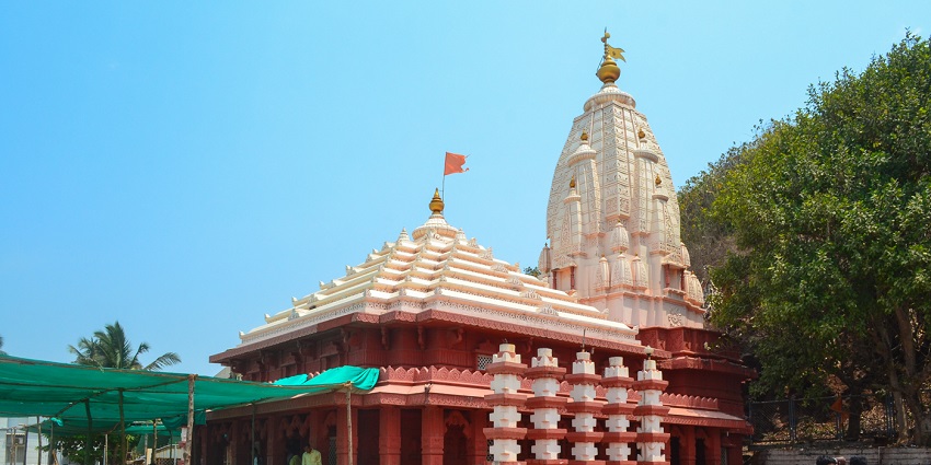 A beautiful picture of Ganpatipule Temple, one of the places to visit near Pune in March