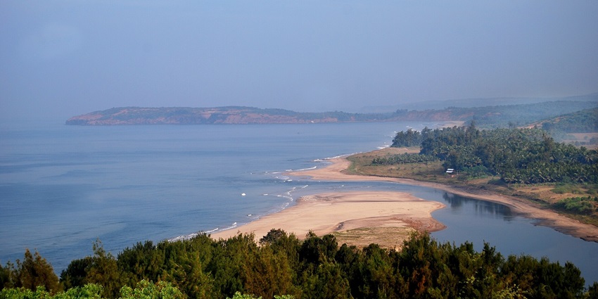An image of Ganpatipule Beach Is one of the famous beaches in Maharashtra, India.