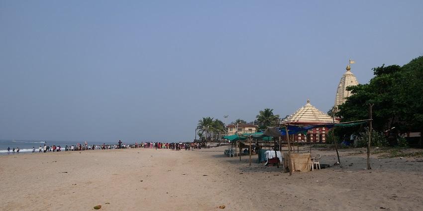 Ganpatiphule's beach is a very neat and clean place to Visit in Ratnagiri along with the Ganpati Temple