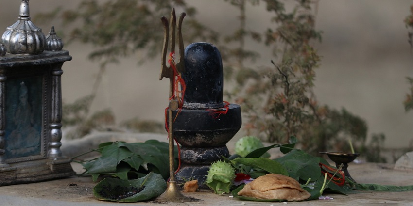 Close-up of a vibrant Shiva altar in India, the best place near Darrah Wildlife Sanctuary.