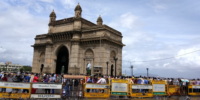 Gateway of India renders the view of an illuminated monument offering stunning night views.