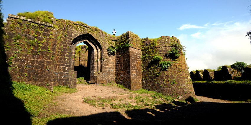 Gawilgarh Fort is one of the historic places to visit near Akola for adventure lovers.
