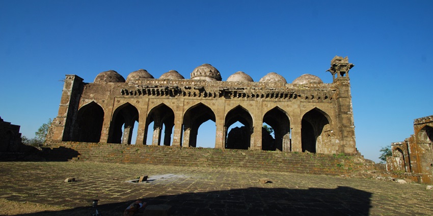 Gawilgarh Fort with scenic views, near Melghat National Park's lush landscapes.