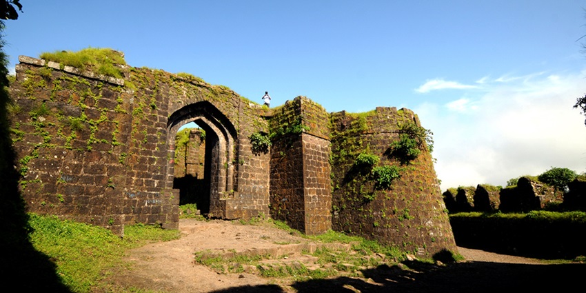The rocky hilltops of the Gawilghur Fort seen as the sun sets.