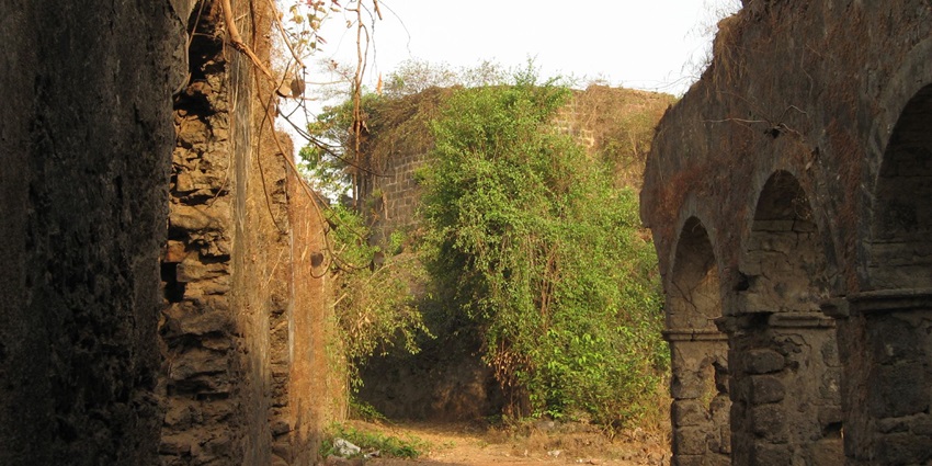 Ghodbunder Fort: historic site with panoramic creek views for couples.