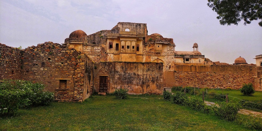 Gingee Fort’s towering stone ramparts and historic Kalyana Mahal set against rugged hill terrain, near Pachaiamman temple.