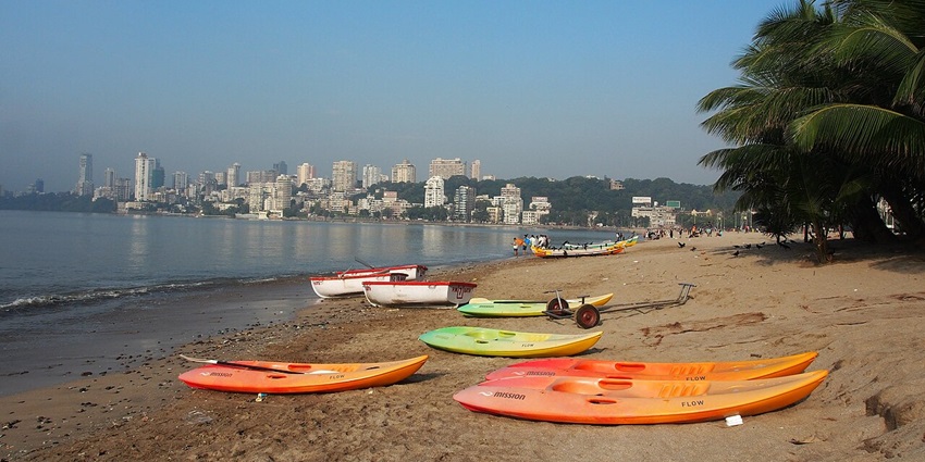 The serene Girgaum Chowpatty, one of the best places to visit in Mumbai for youngsters.