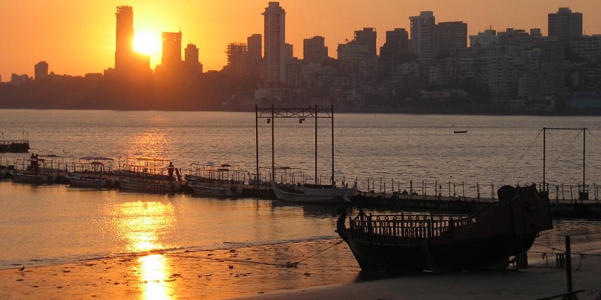A picture of a beautiful sunset at the Chowpatty beach in Mumbai, creating a golden hour
