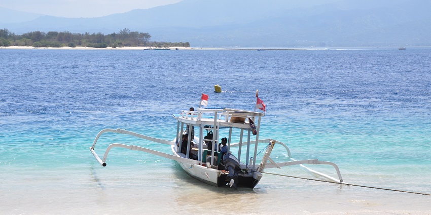 Glass bottom boat ride is one of the popular things to do in Gili Islands among tourists.