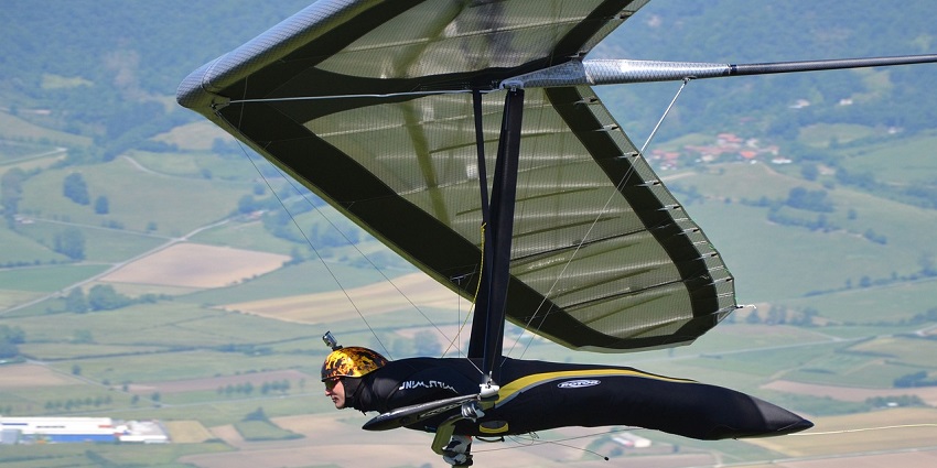 A pictuA picture of a glider taking flight, one of the best adventure sports in Maharashtra.re of a person soaring through the skies while paragliding over the hills of Kamshet.
