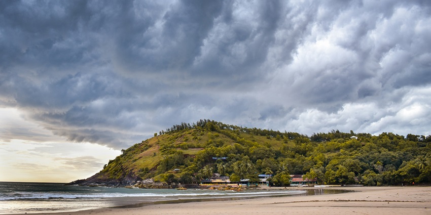 Rugged rocks at Gokarna’s coast, a place to visit near Murudeshwar for every traveller.