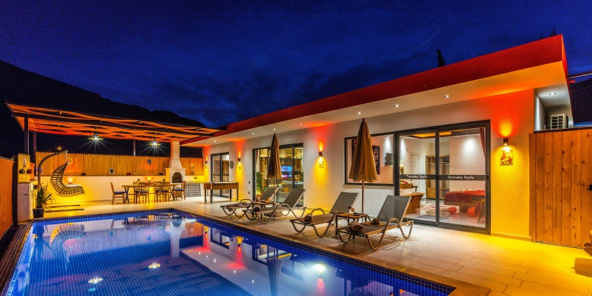 Stylish hotel offering modern amenities and dining experiences.