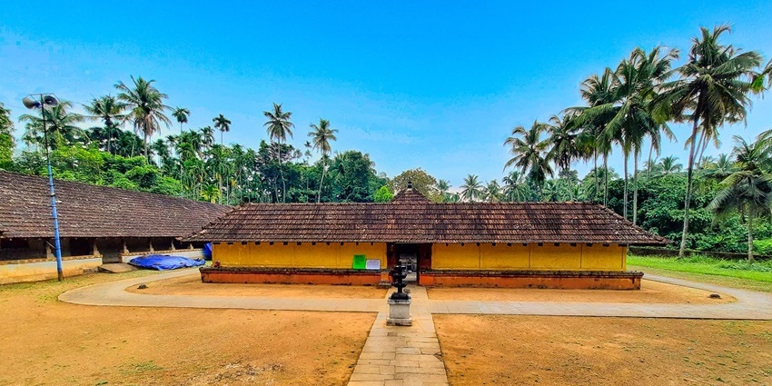 An image of an ancient temple front view resembling the Gopalakrishna Temple in Agumbe