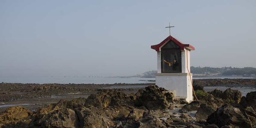 A scenic view of Gorai Beach with golden sands–one of the best places to visit near Mira Road.